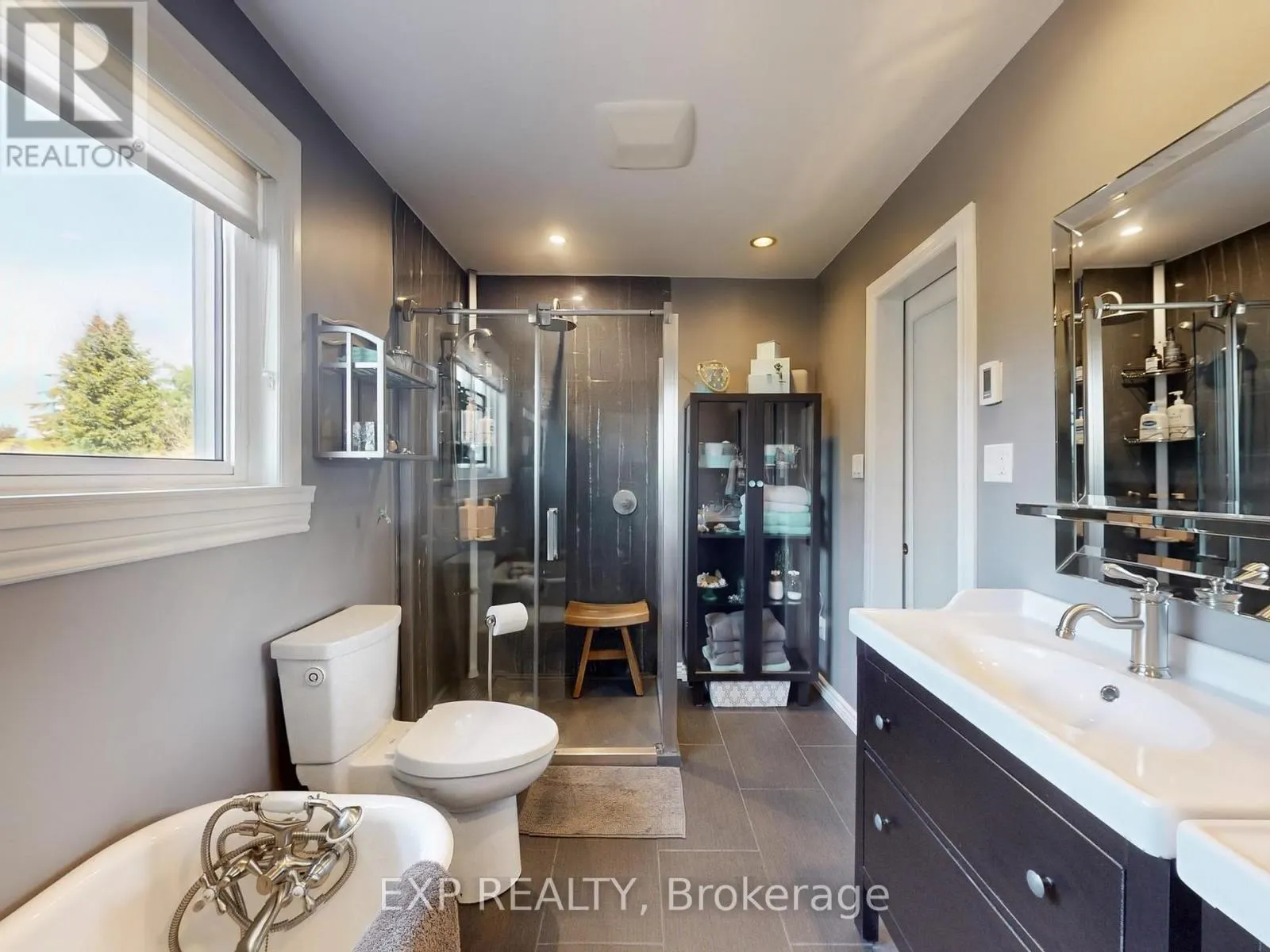 21 LYNDALE CRESCENT