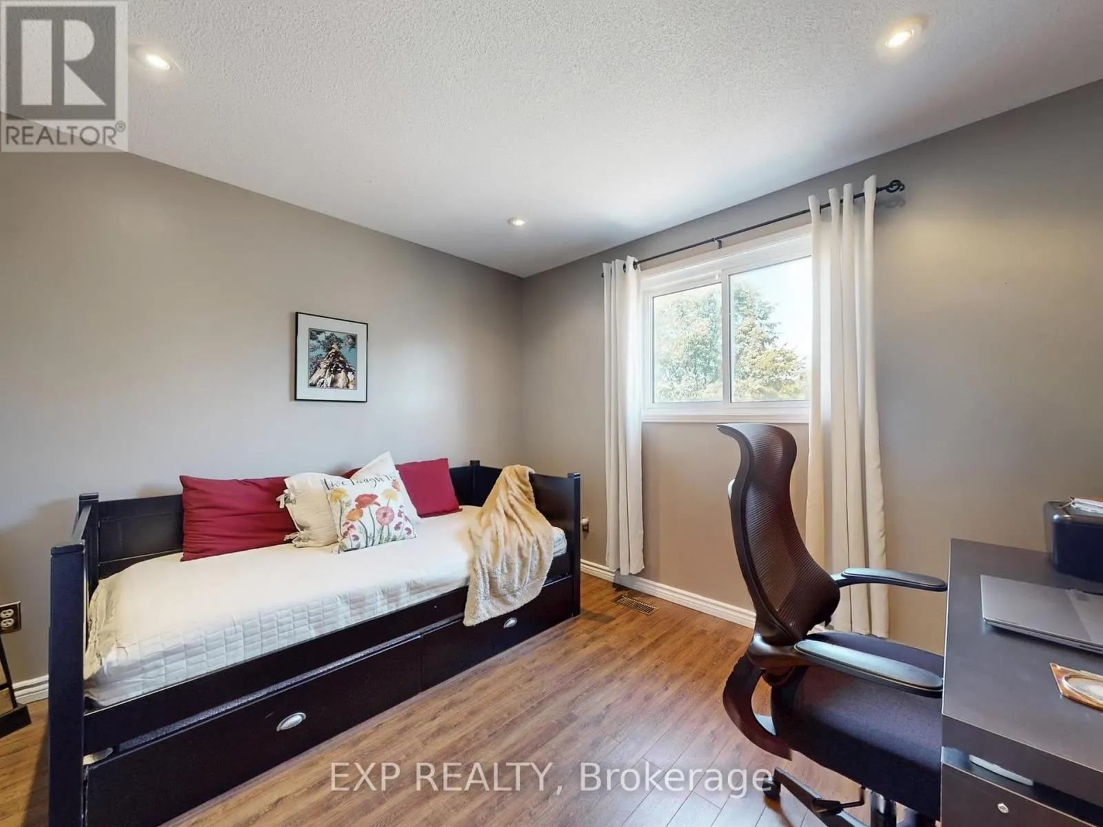 21 LYNDALE CRESCENT