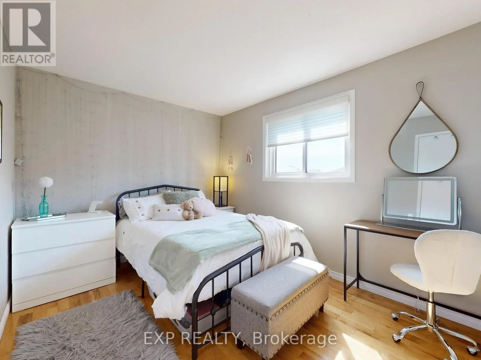 21 LYNDALE CRESCENT