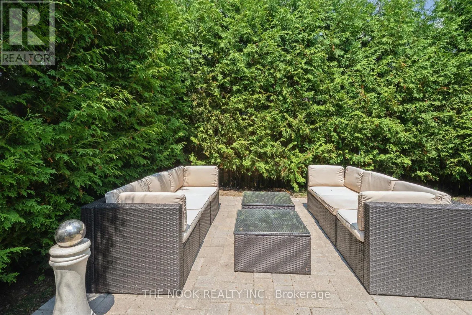 31 QUEENSPLATE DRIVE