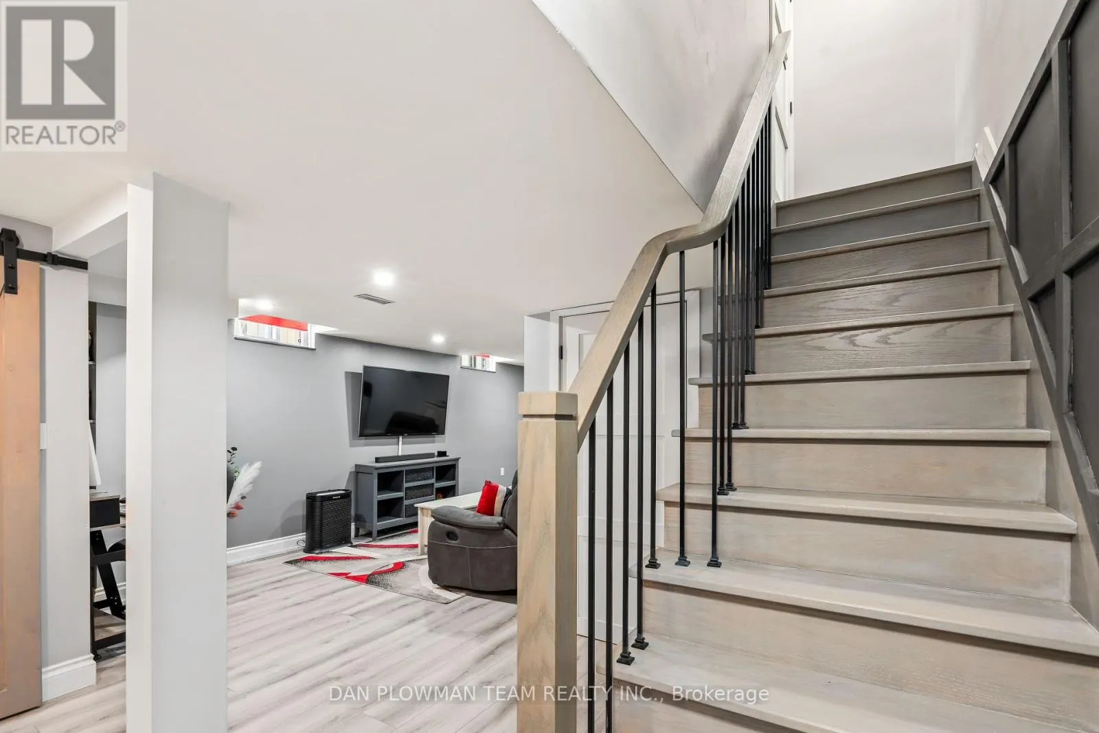1264 VENUS CRESCENT