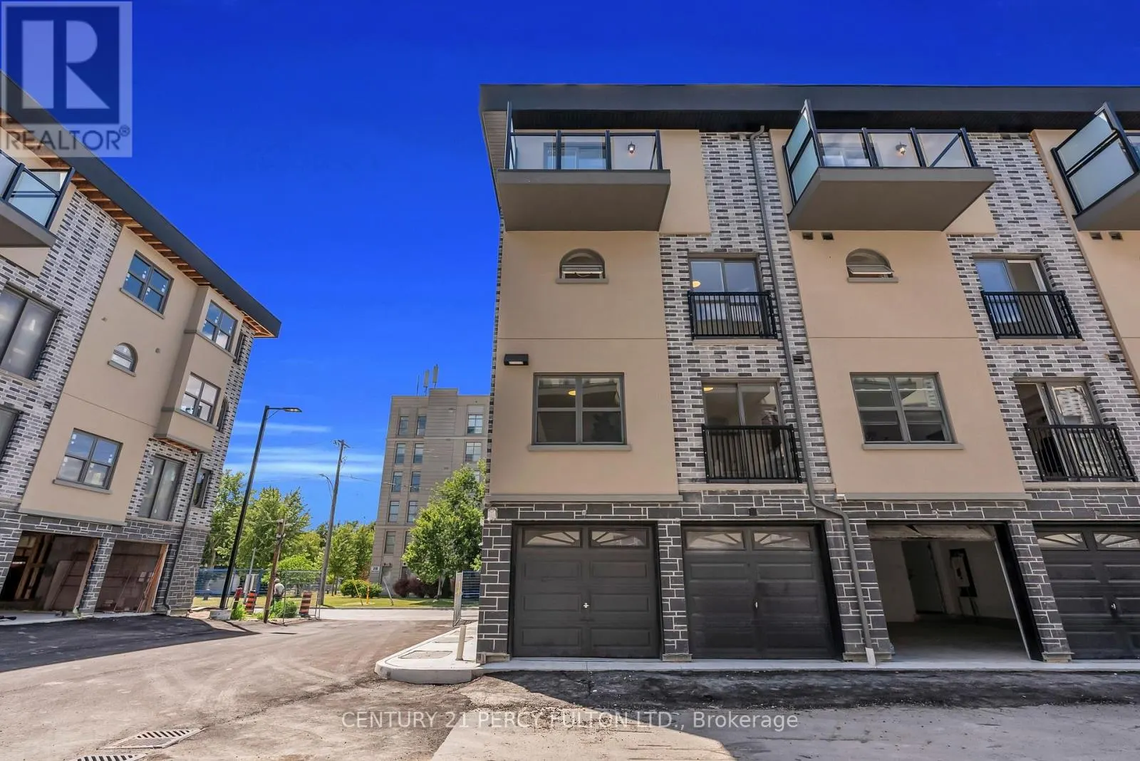 23 - 400 MARY STREET