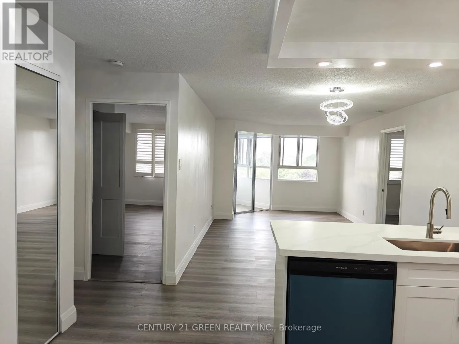 1206 - 4 PARK VISTA