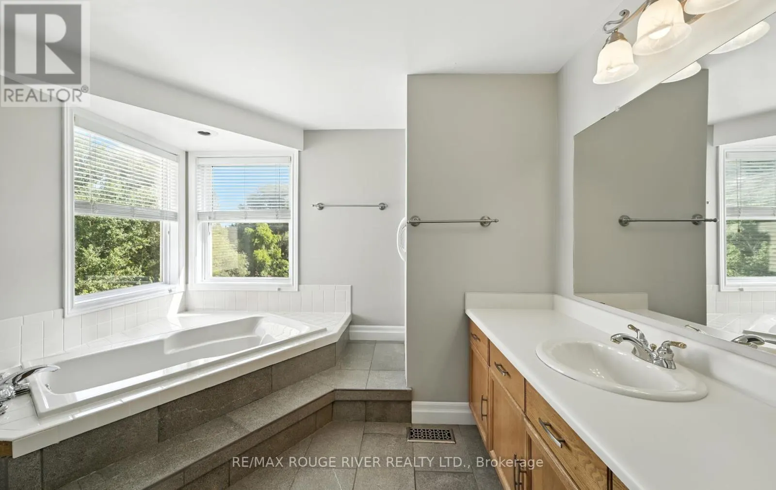 575 DUNROBIN COURT