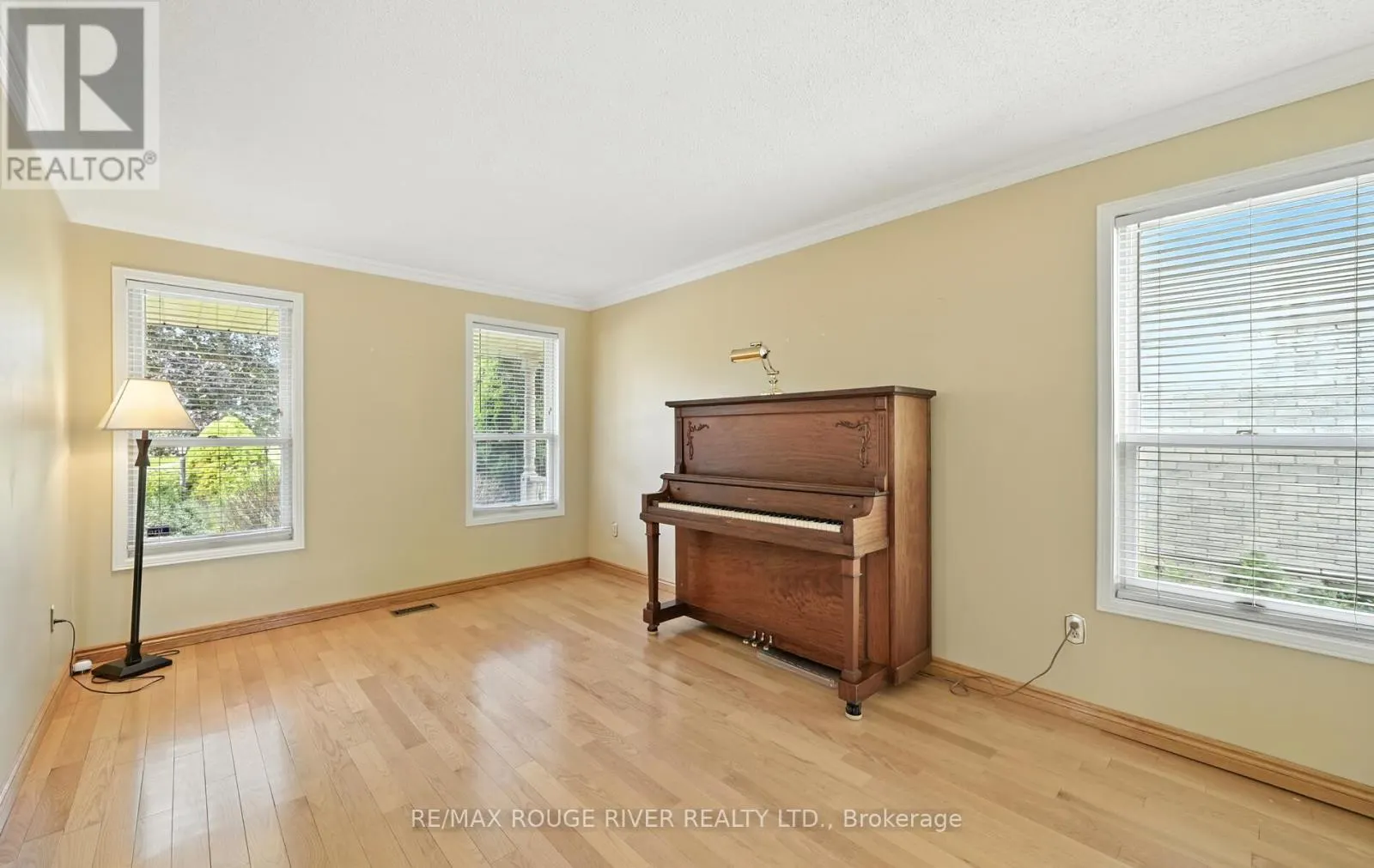 575 DUNROBIN COURT