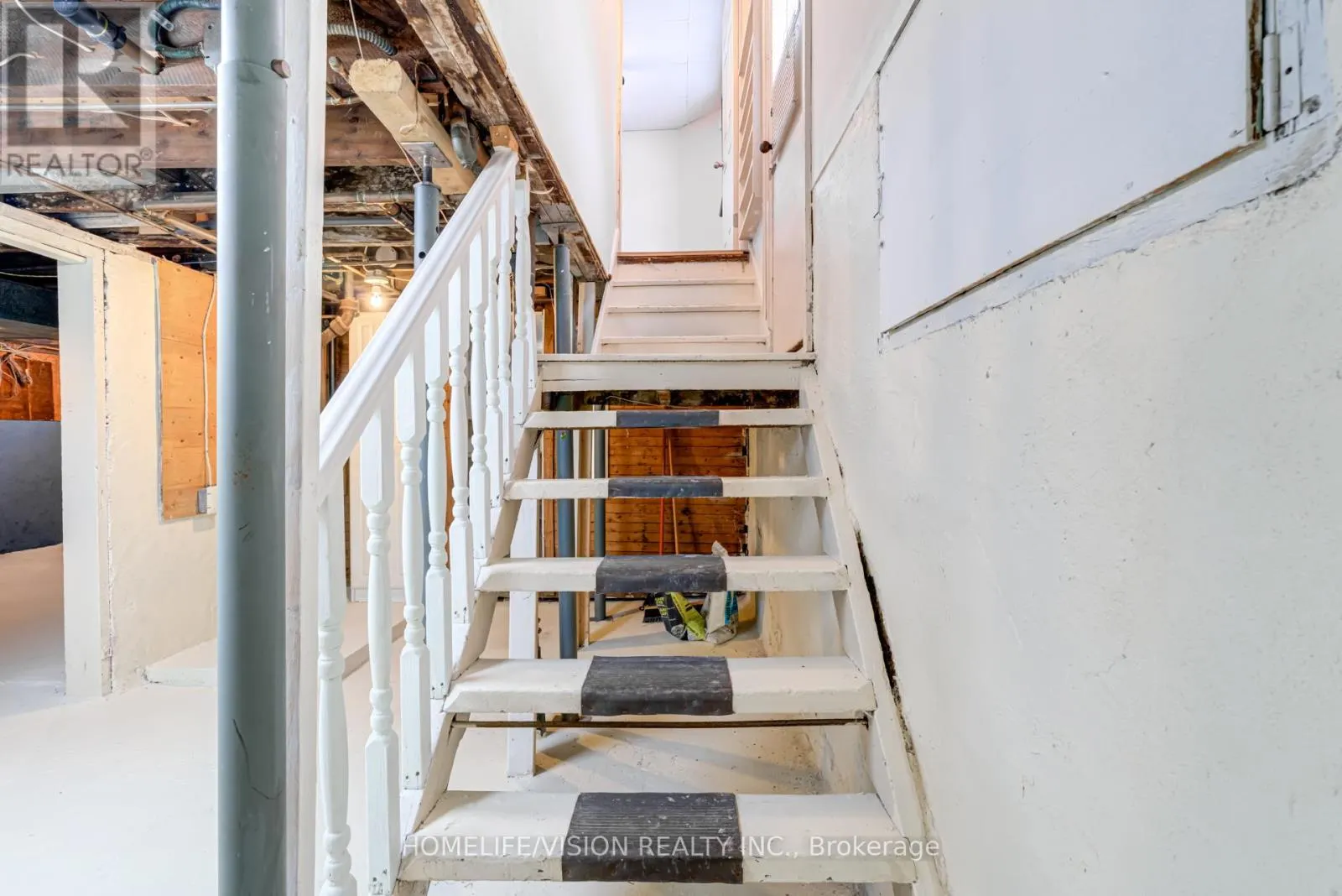123 MARY STREET E