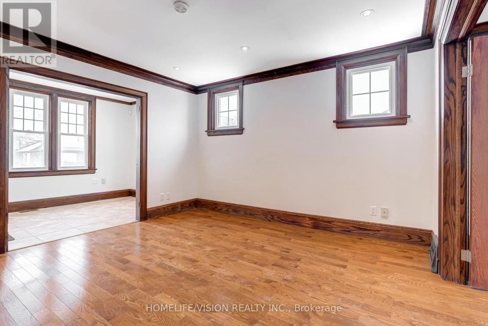 123 MARY STREET E