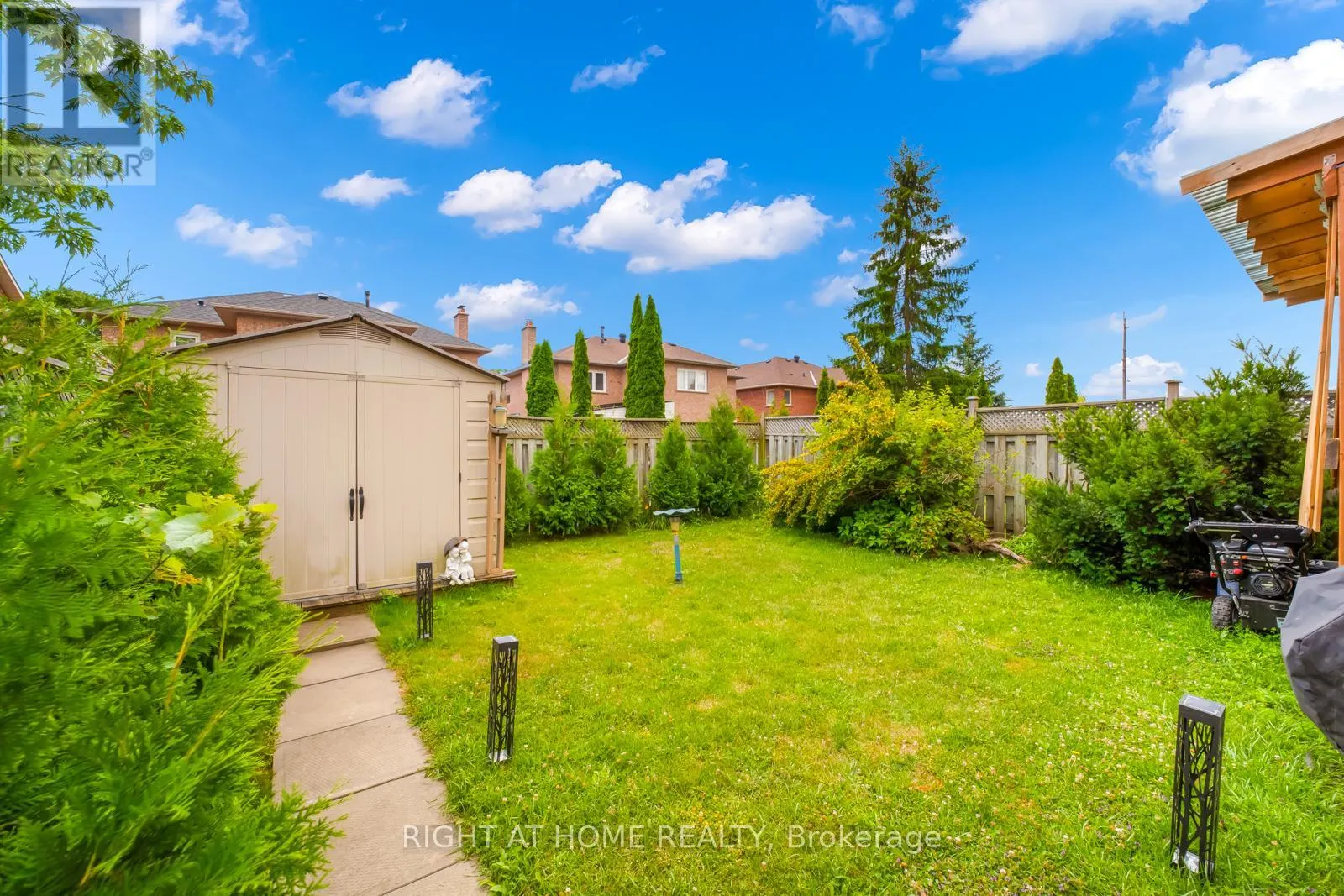 25 FIELDNEST CRESCENT