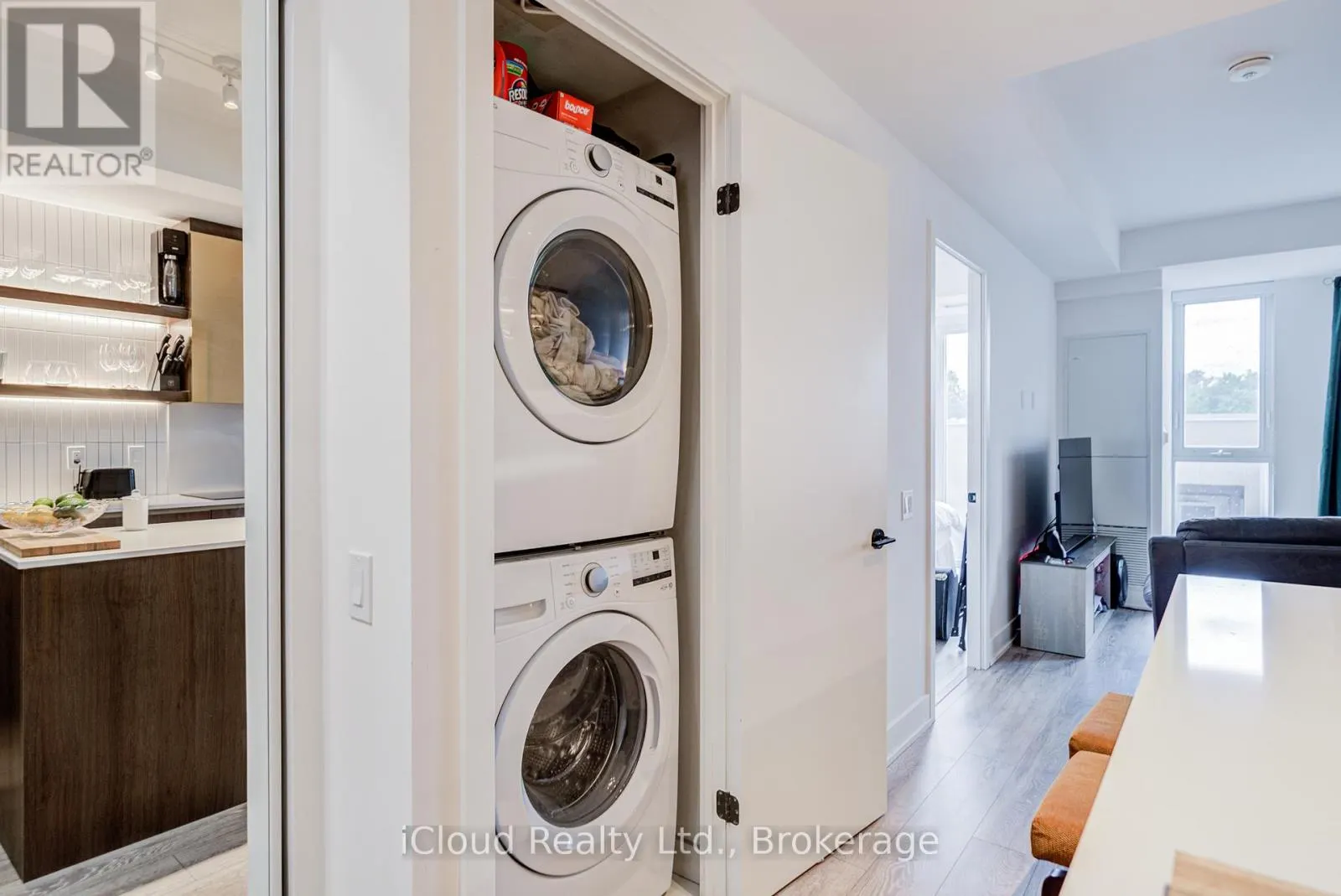 211 - 1285 QUEEN STREET E