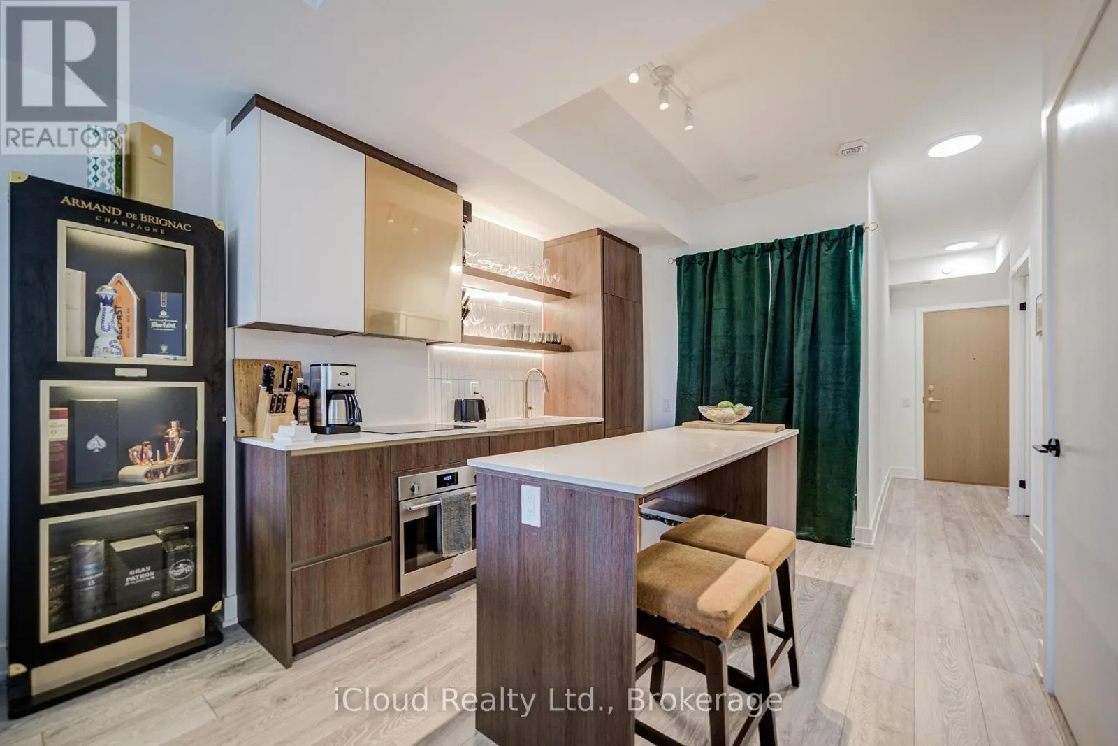 211 - 1285 QUEEN STREET E