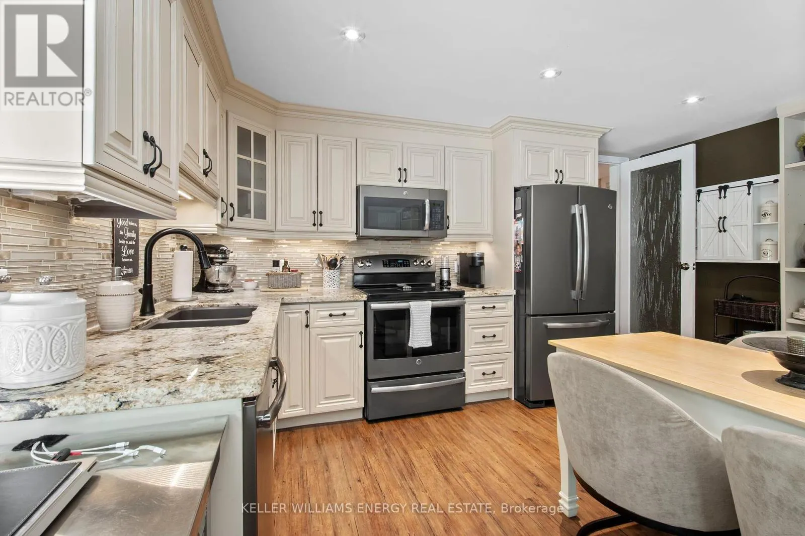 833 GLENMANOR DRIVE