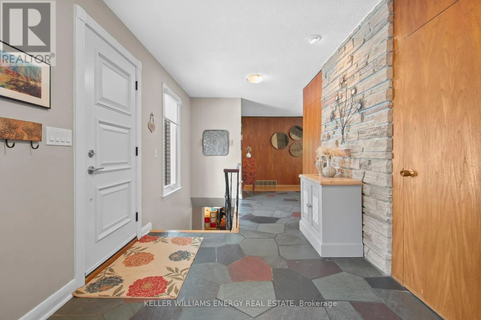 833 GLENMANOR DRIVE
