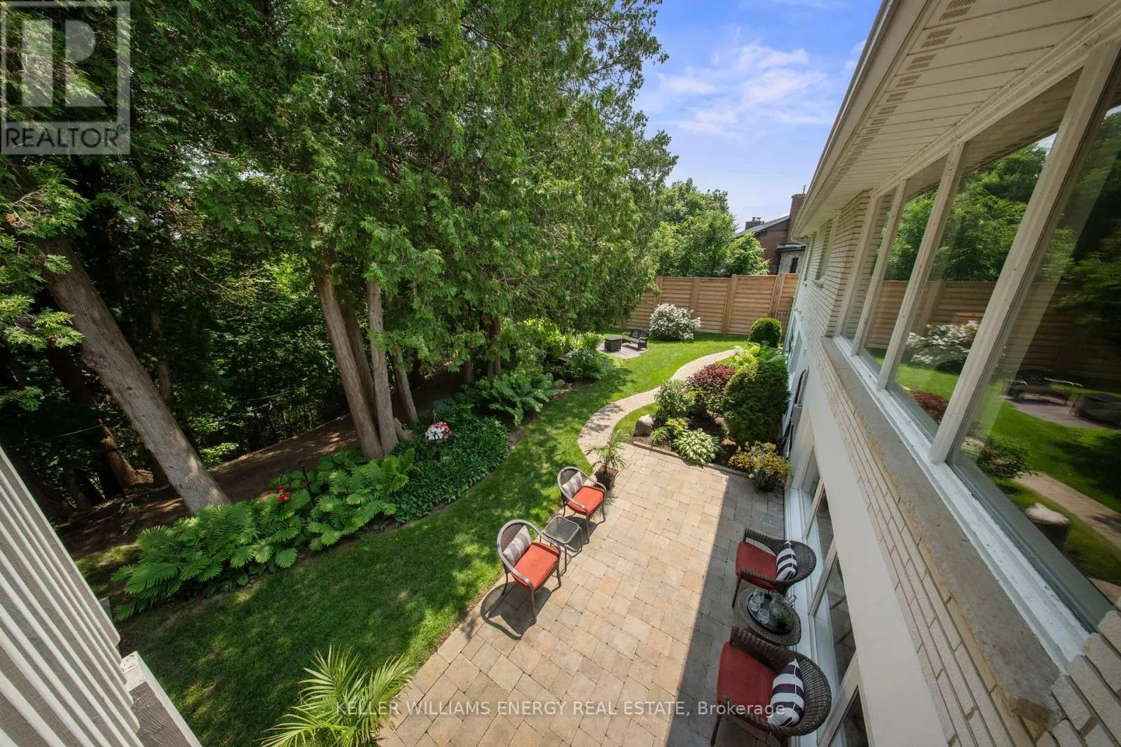 833 GLENMANOR DRIVE