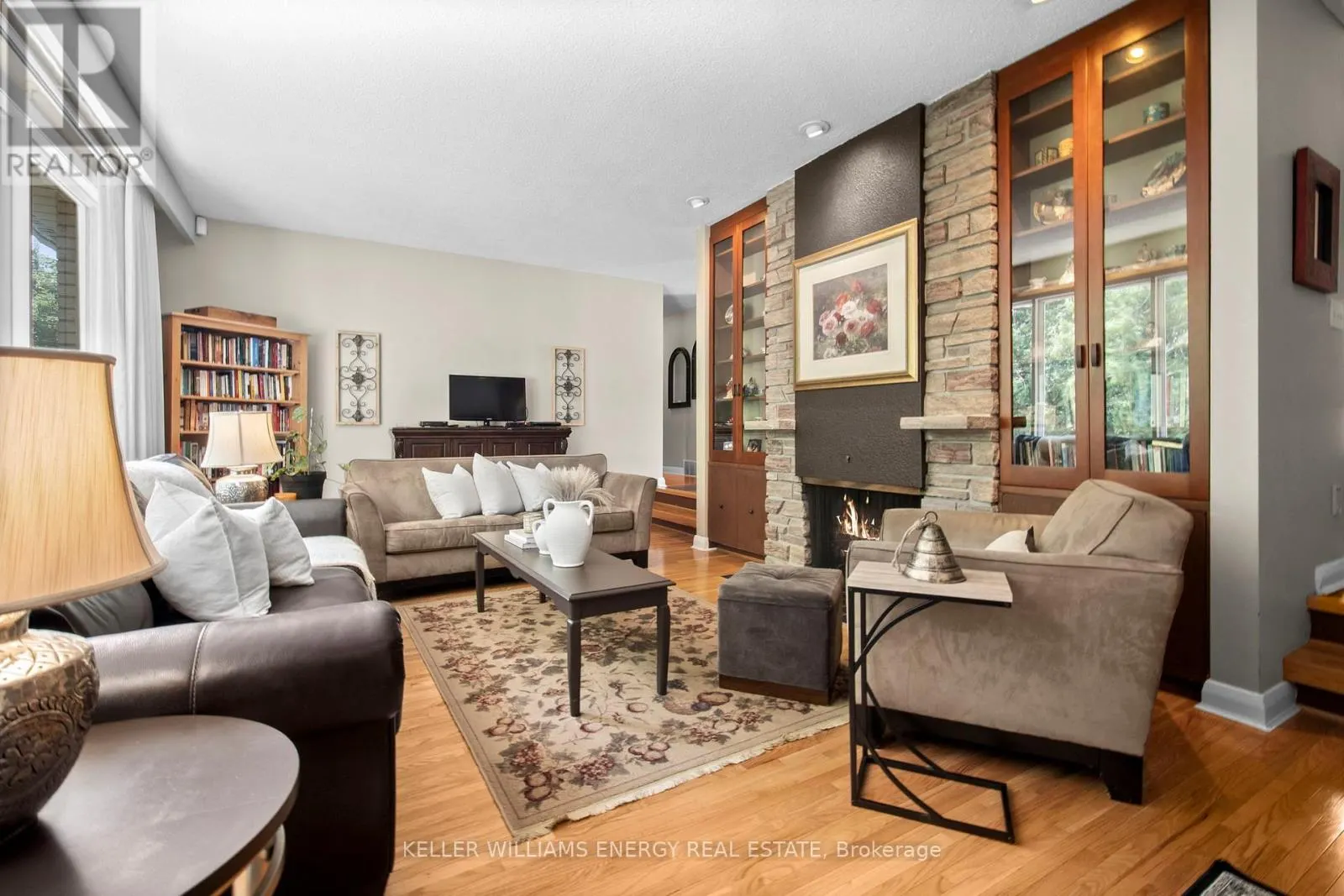 833 GLENMANOR DRIVE