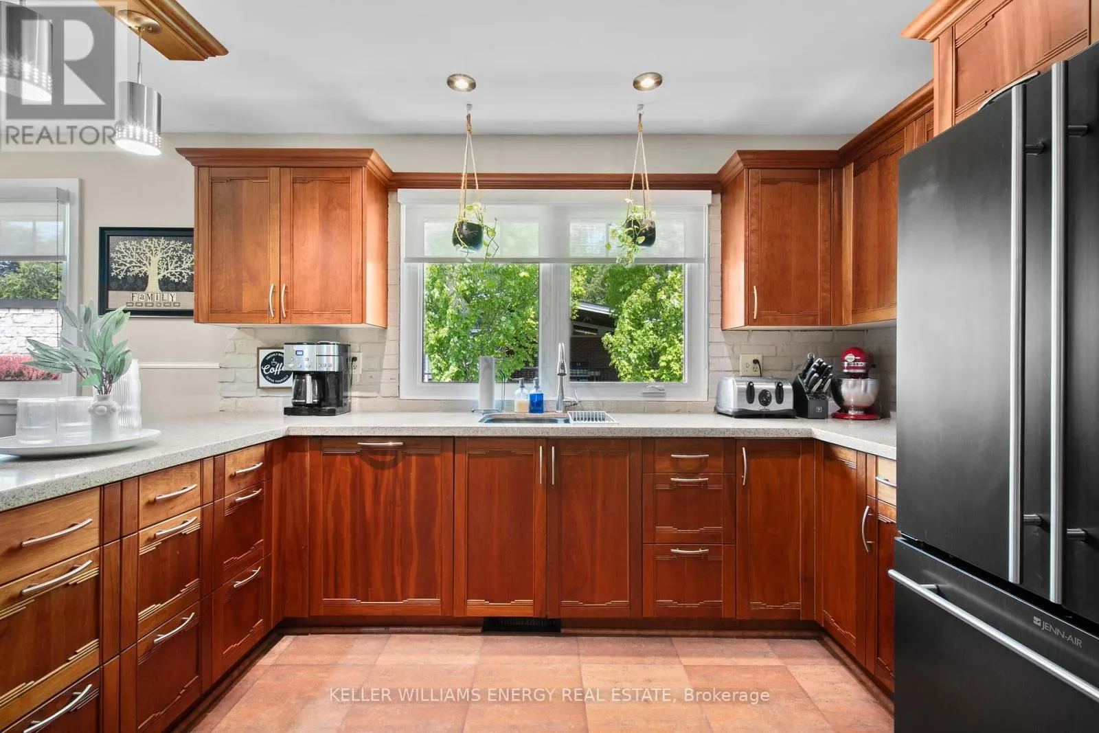 833 GLENMANOR DRIVE
