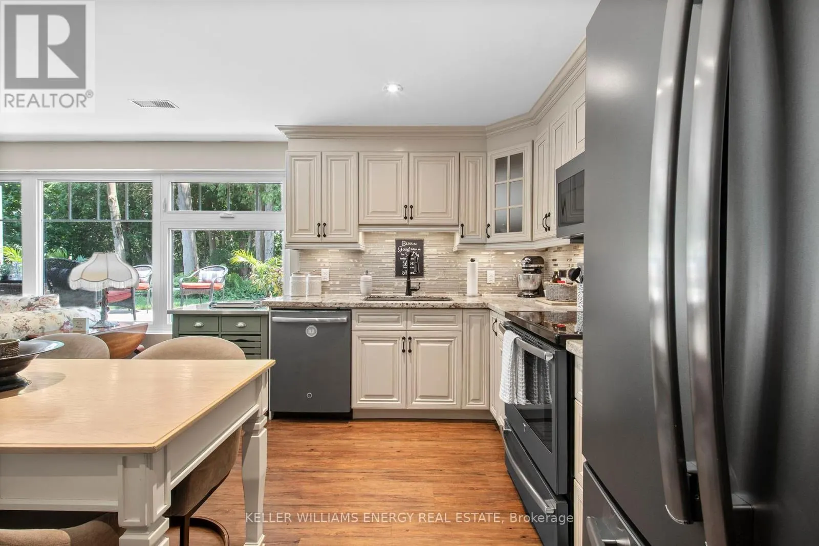833 GLENMANOR DRIVE