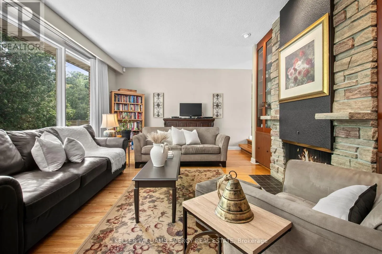 833 GLENMANOR DRIVE