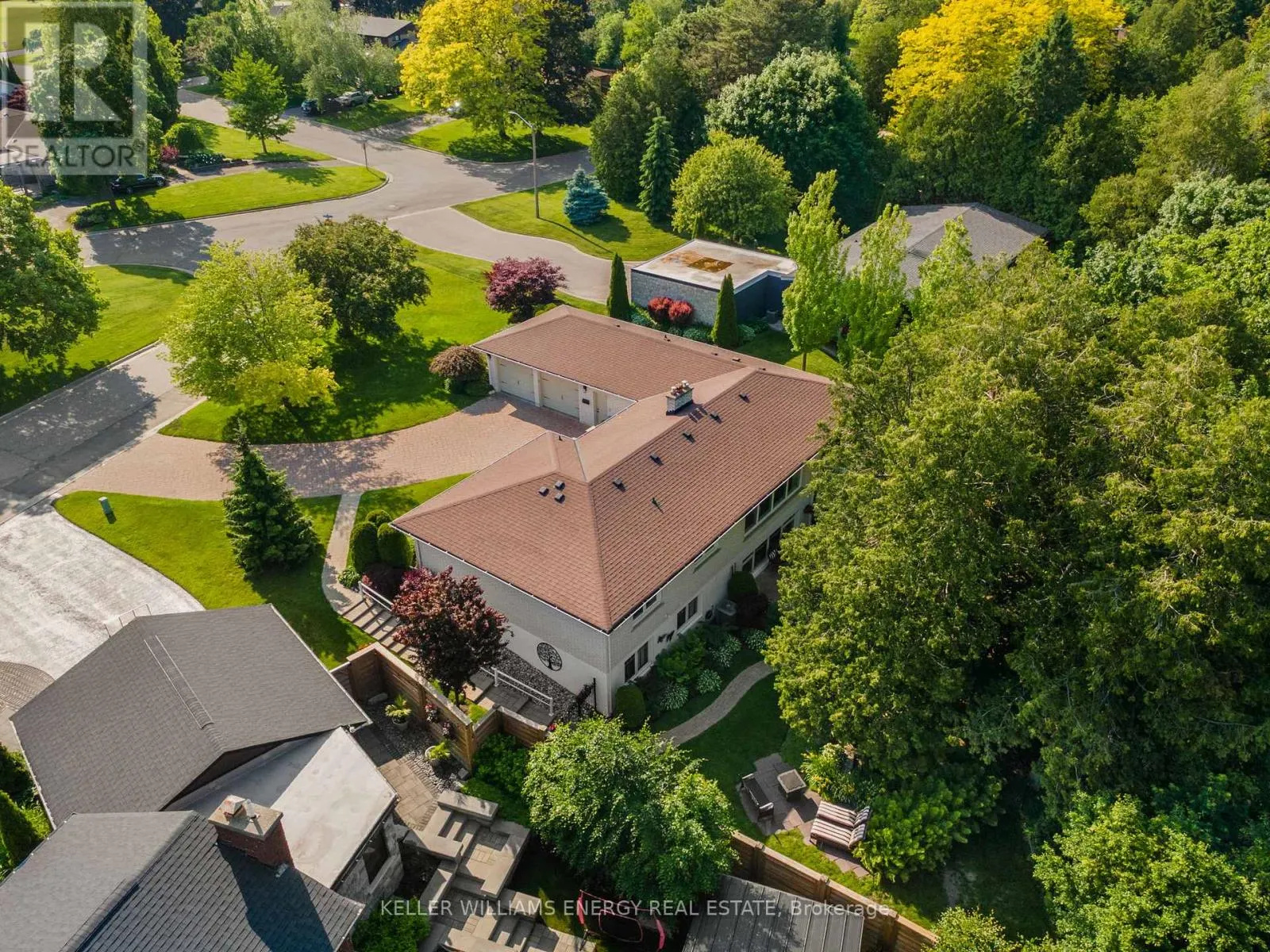 833 GLENMANOR DRIVE