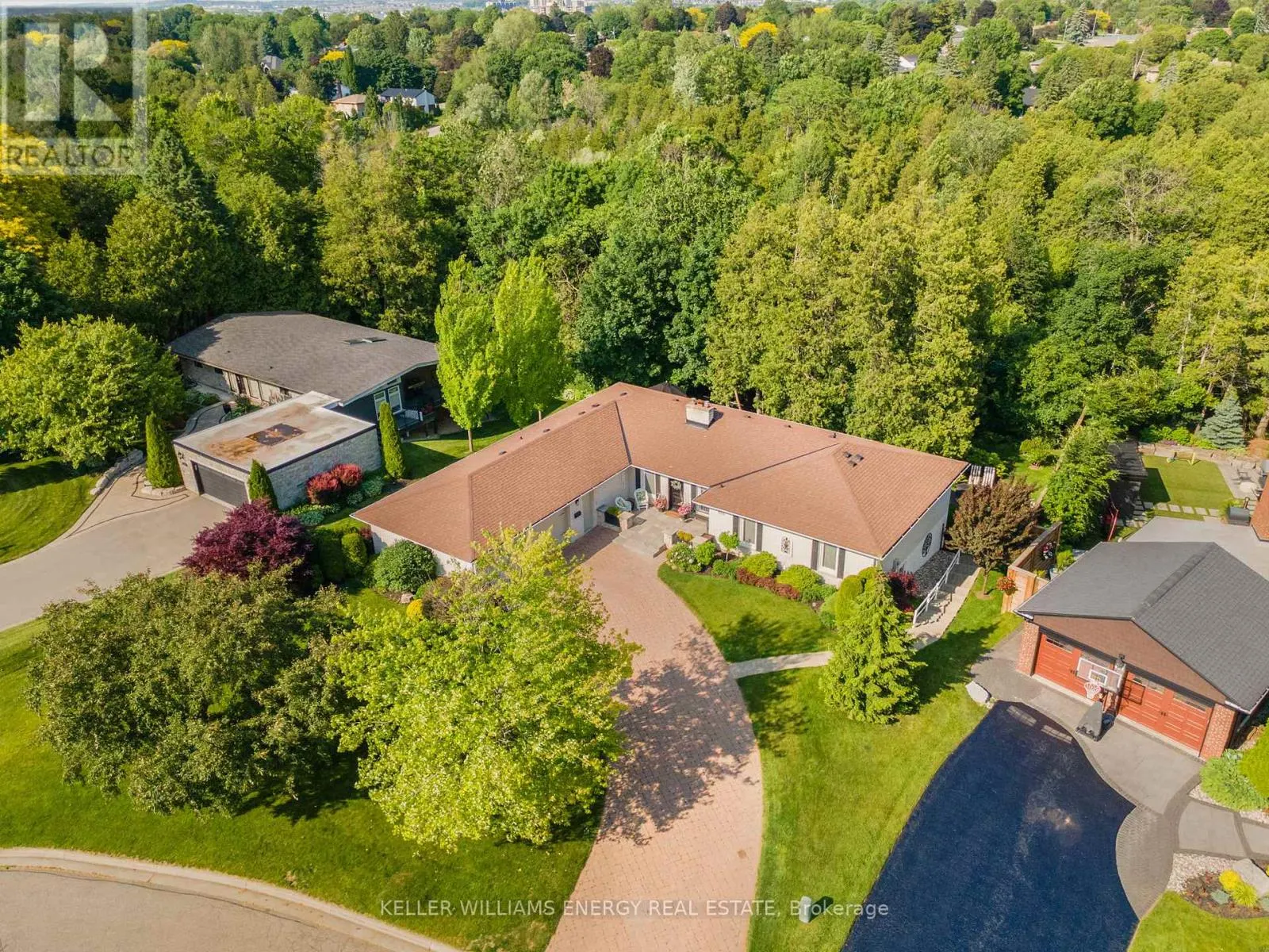 833 GLENMANOR DRIVE