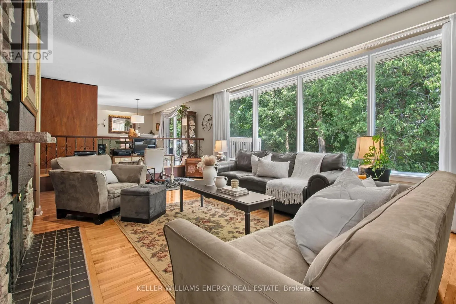 833 GLENMANOR DRIVE