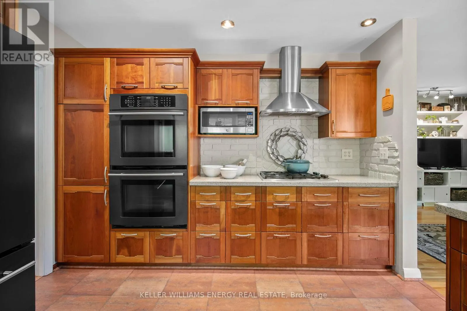 833 GLENMANOR DRIVE