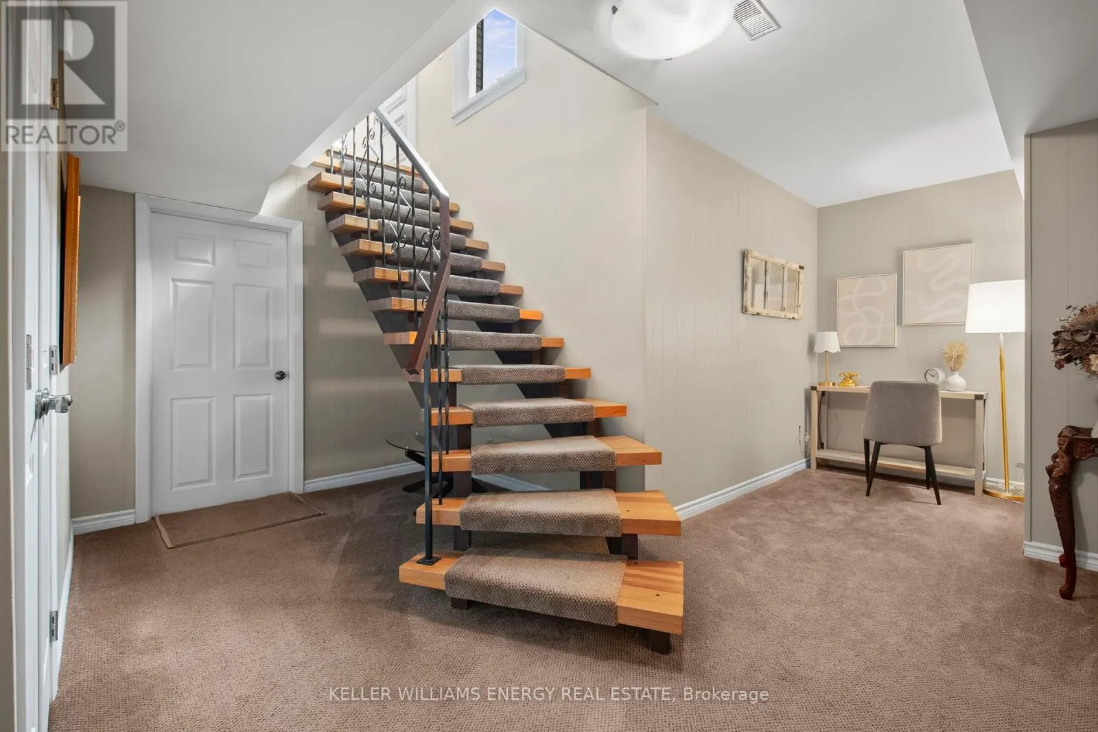 833 GLENMANOR DRIVE