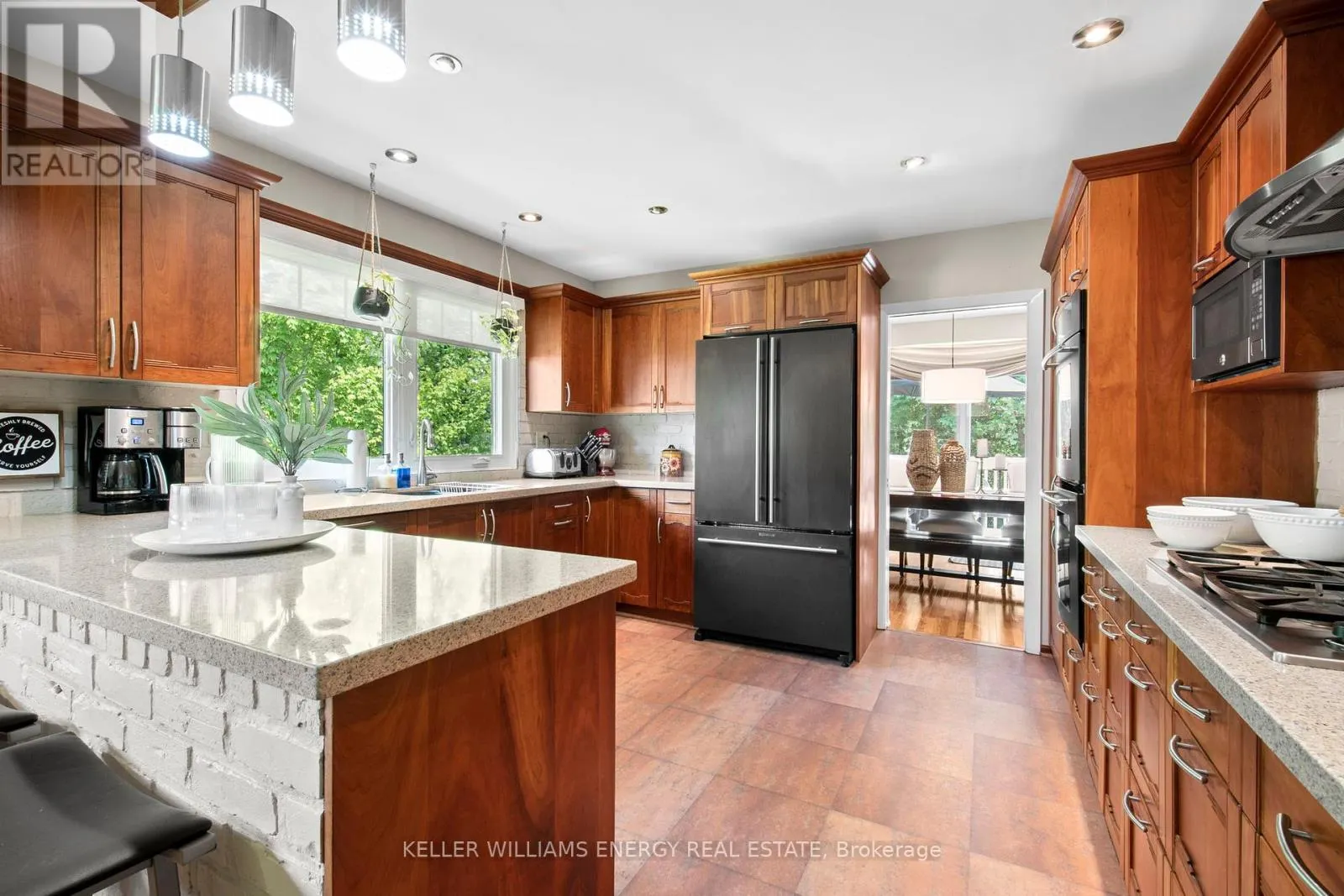 833 GLENMANOR DRIVE