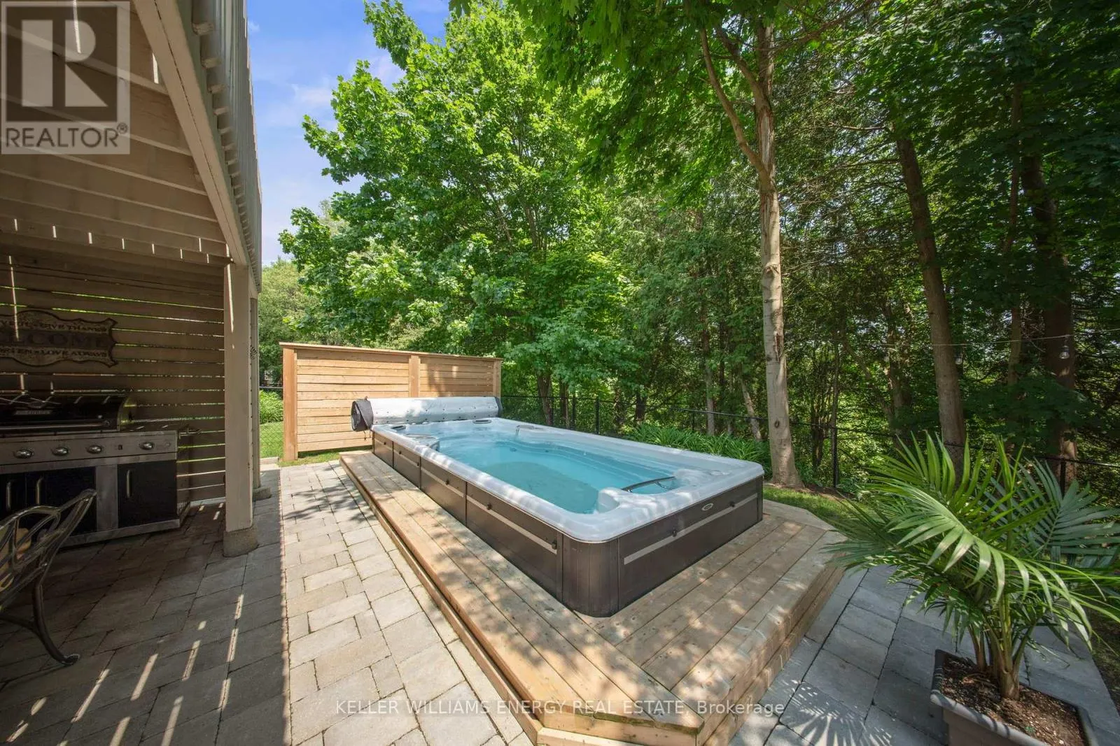 833 GLENMANOR DRIVE