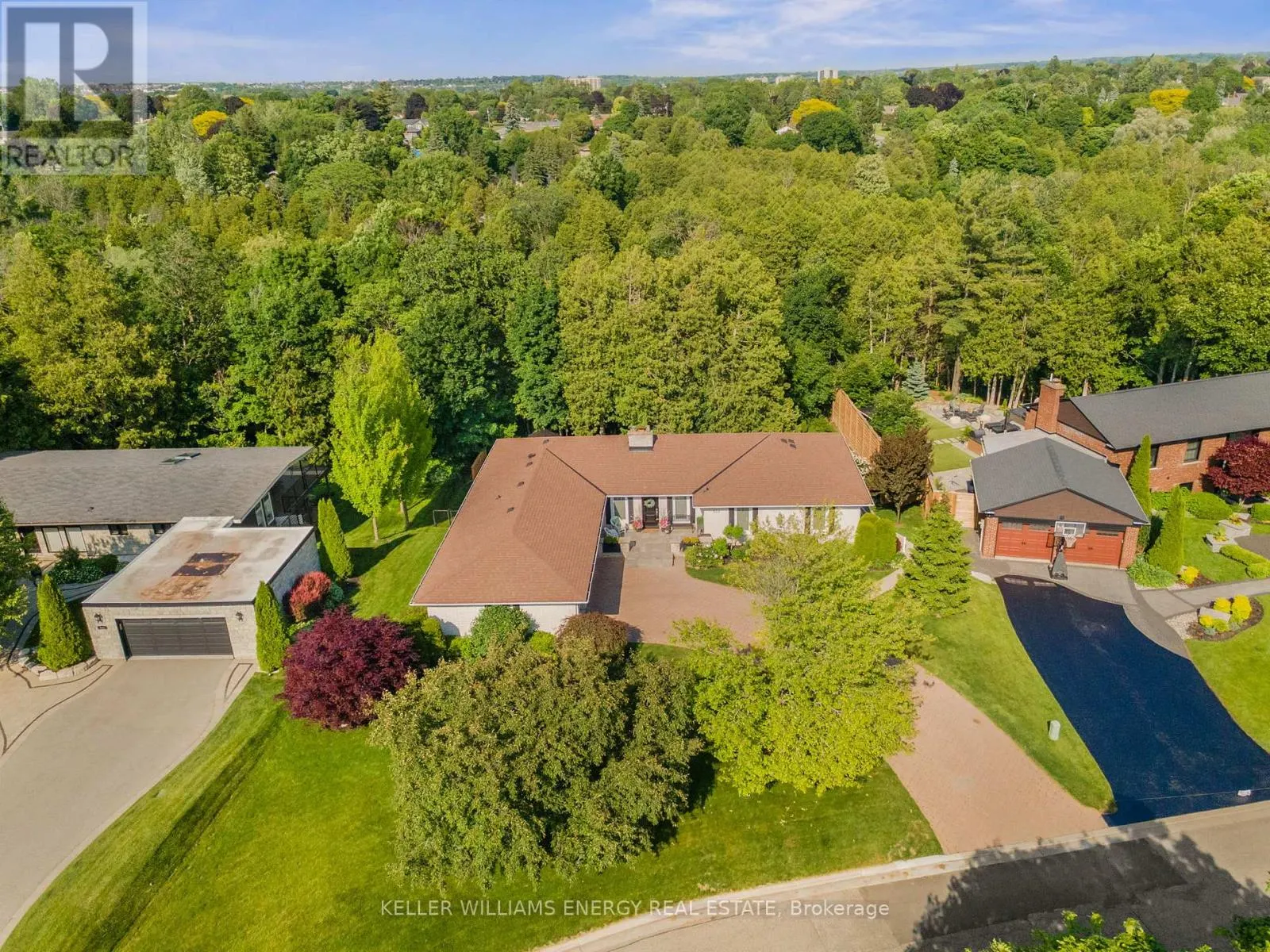 833 GLENMANOR DRIVE