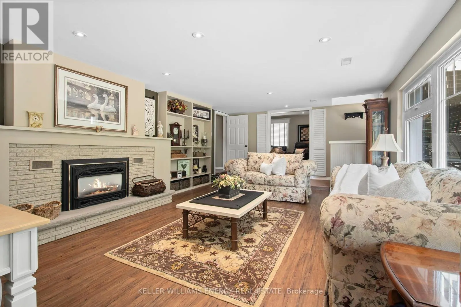 833 GLENMANOR DRIVE