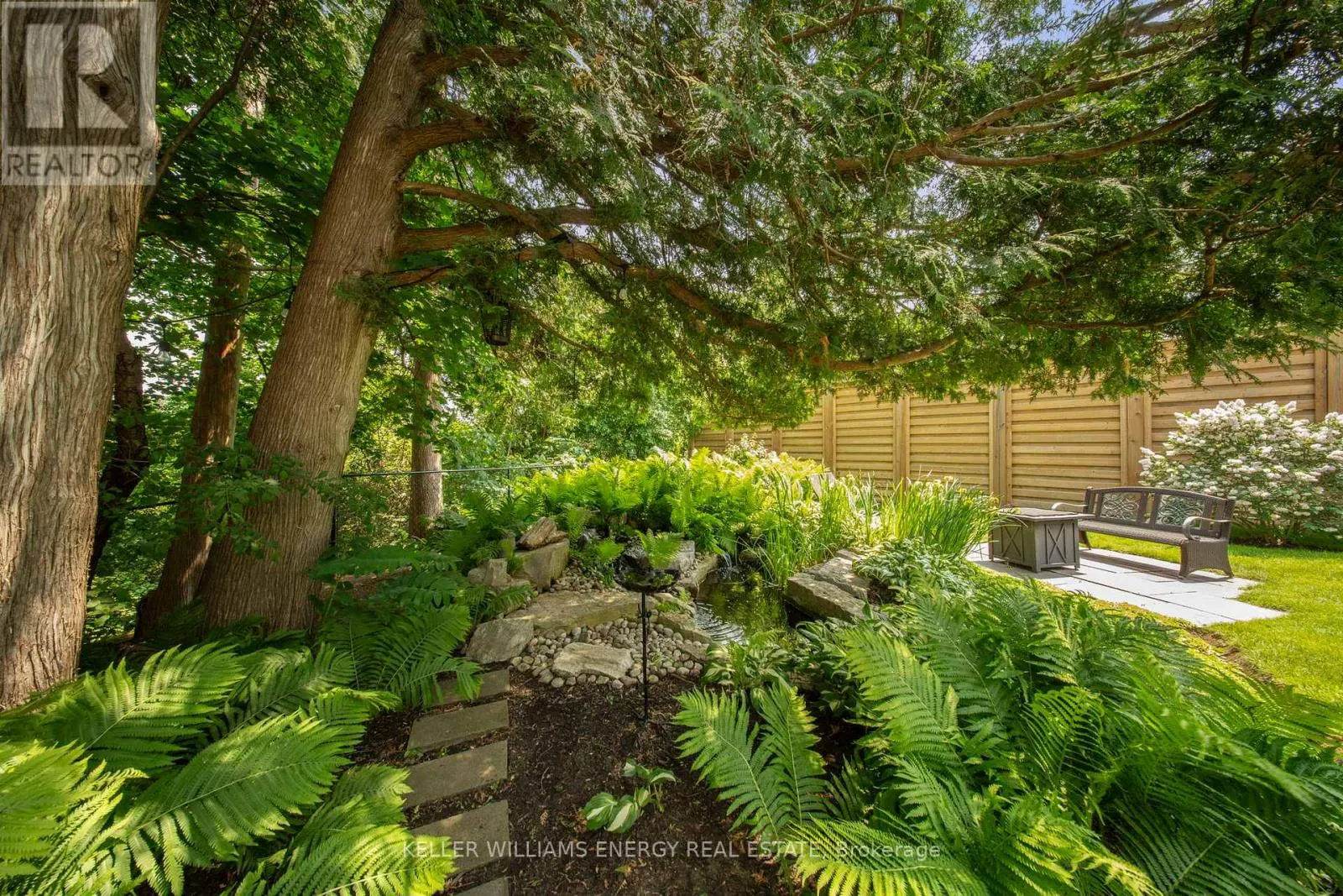 833 GLENMANOR DRIVE