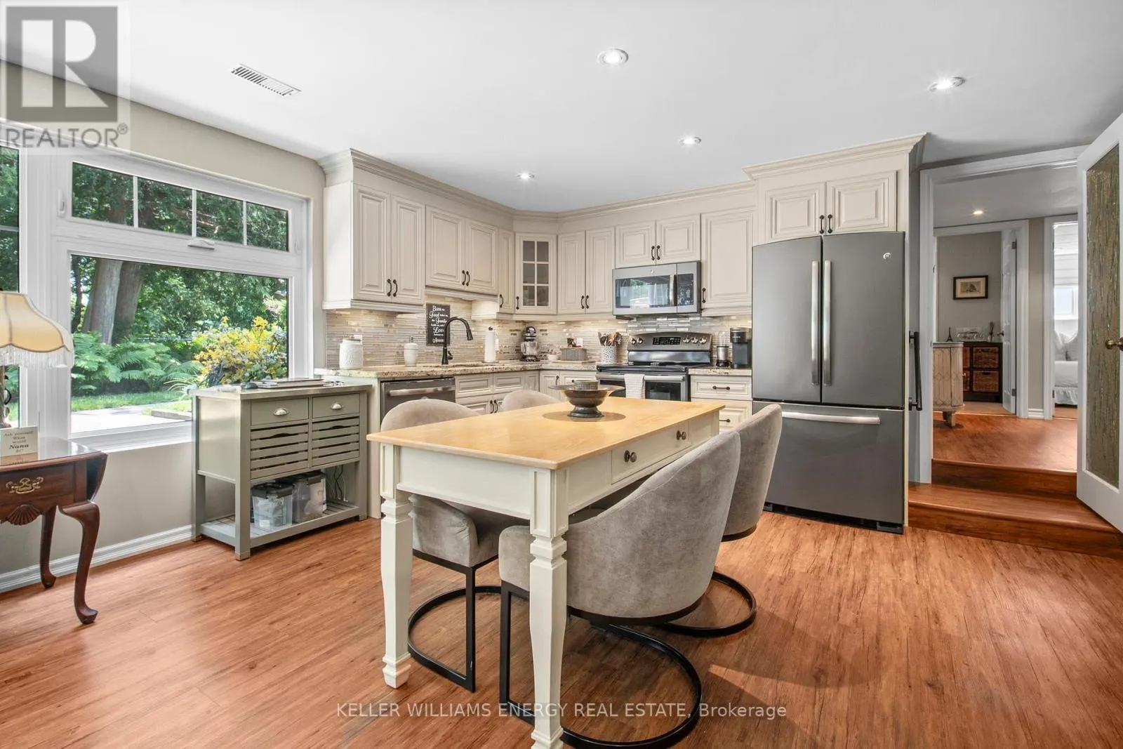 833 GLENMANOR DRIVE