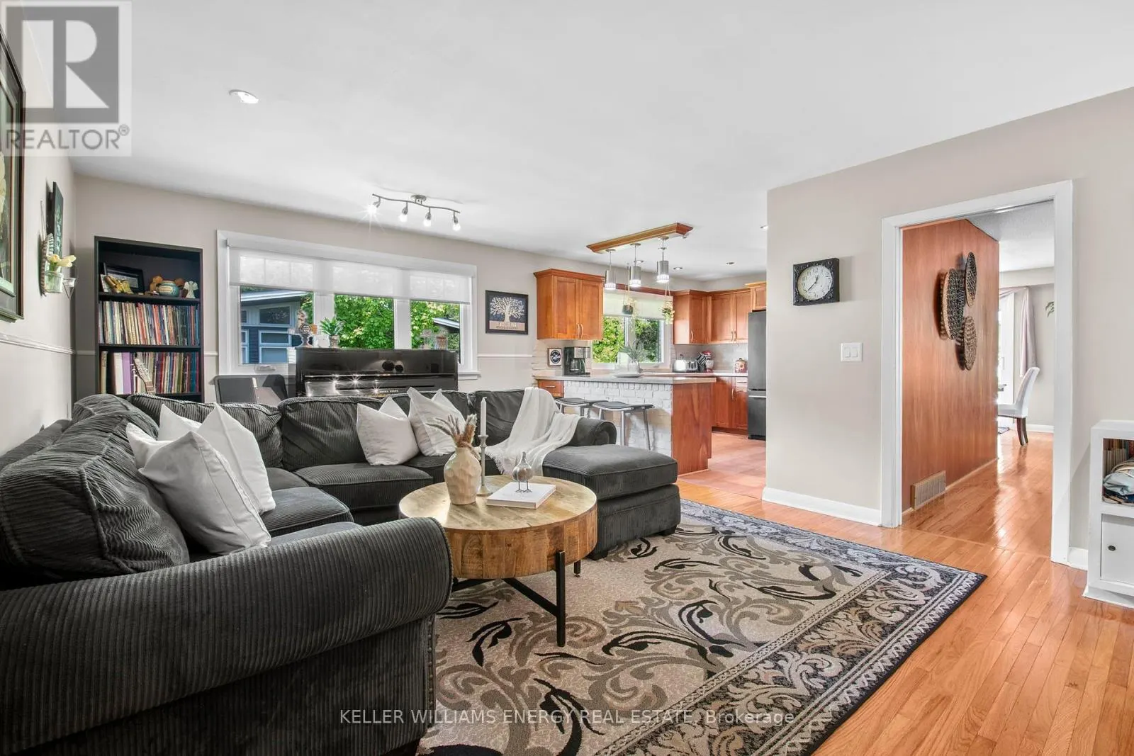 833 GLENMANOR DRIVE
