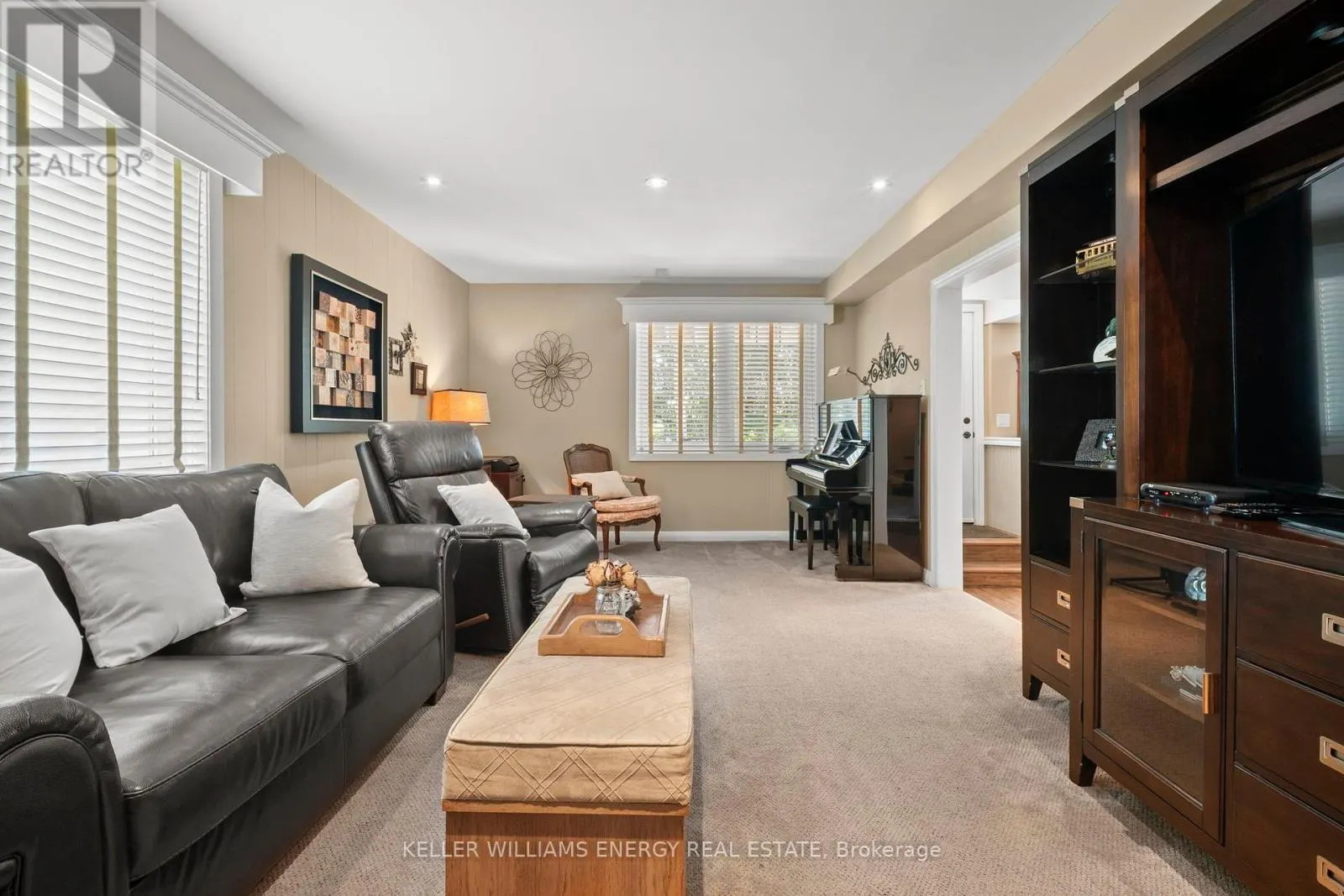 833 GLENMANOR DRIVE