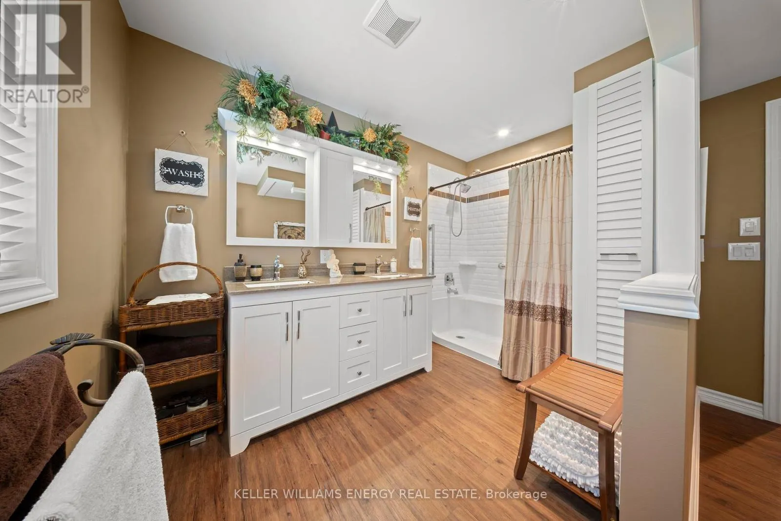 833 GLENMANOR DRIVE