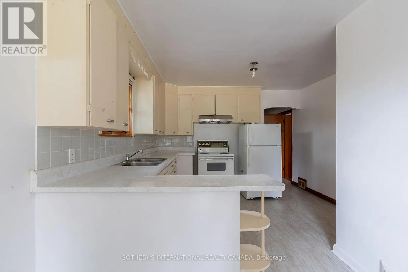 17 AYRE POINT