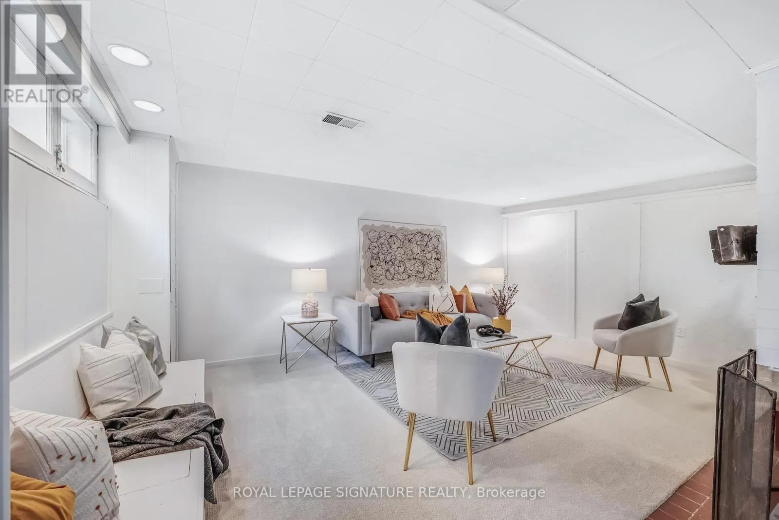 6 LYNN GATE CRESCENT