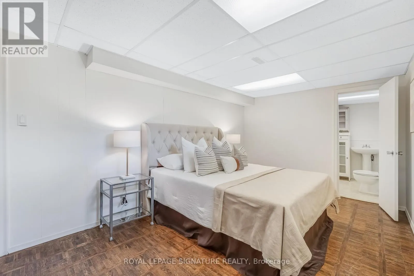 6 LYNN GATE CRESCENT