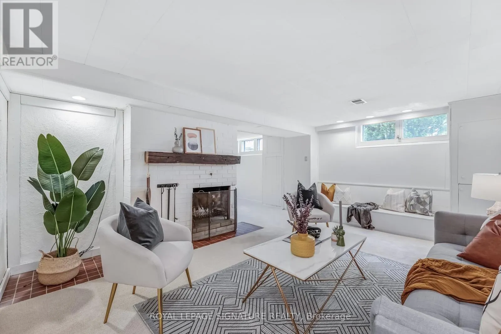 6 LYNN GATE CRESCENT