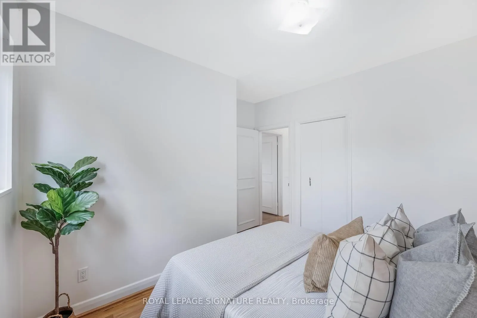 6 LYNN GATE CRESCENT