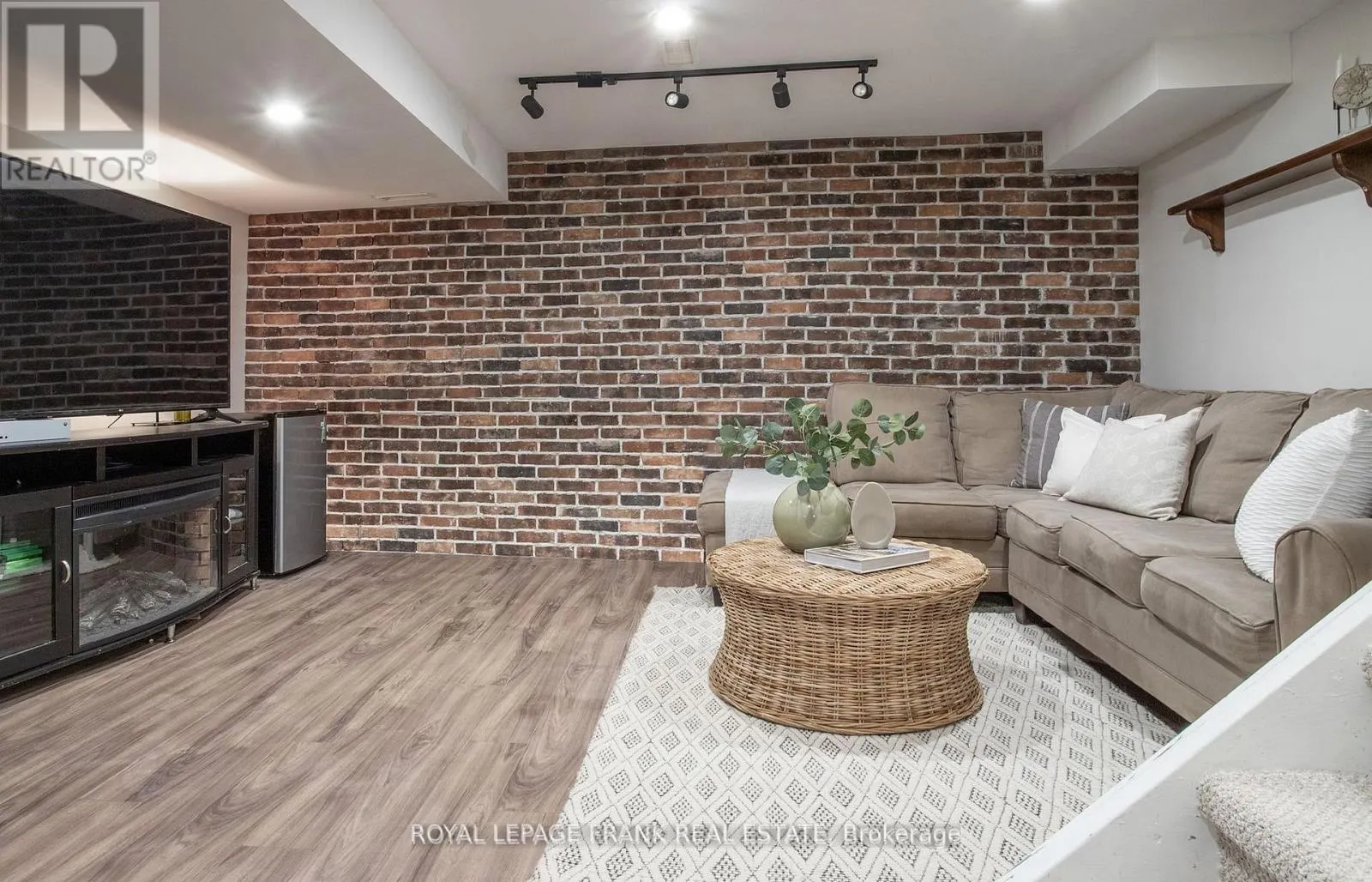 22 WINDHAM CRESCENT
