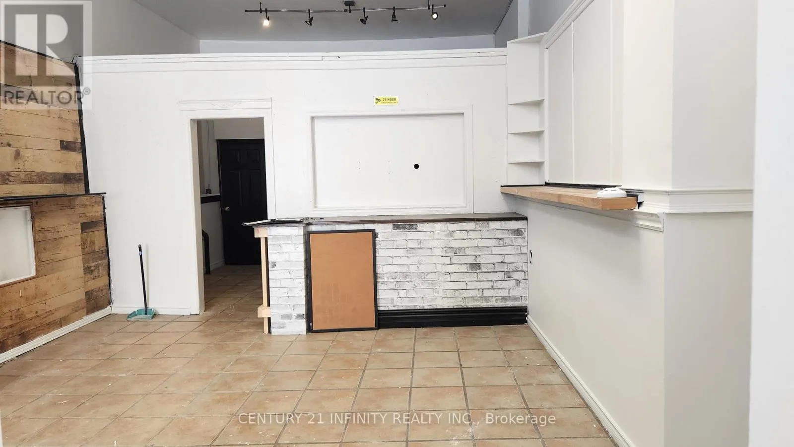 134-142 SIMCOE STREET S