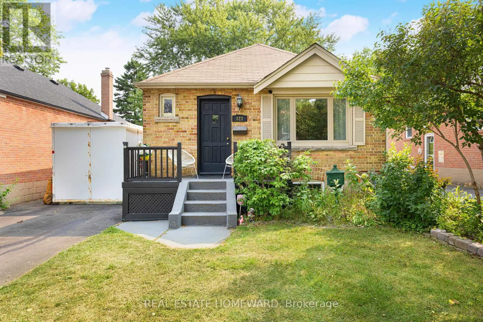 121 SANDOWN AVENUE