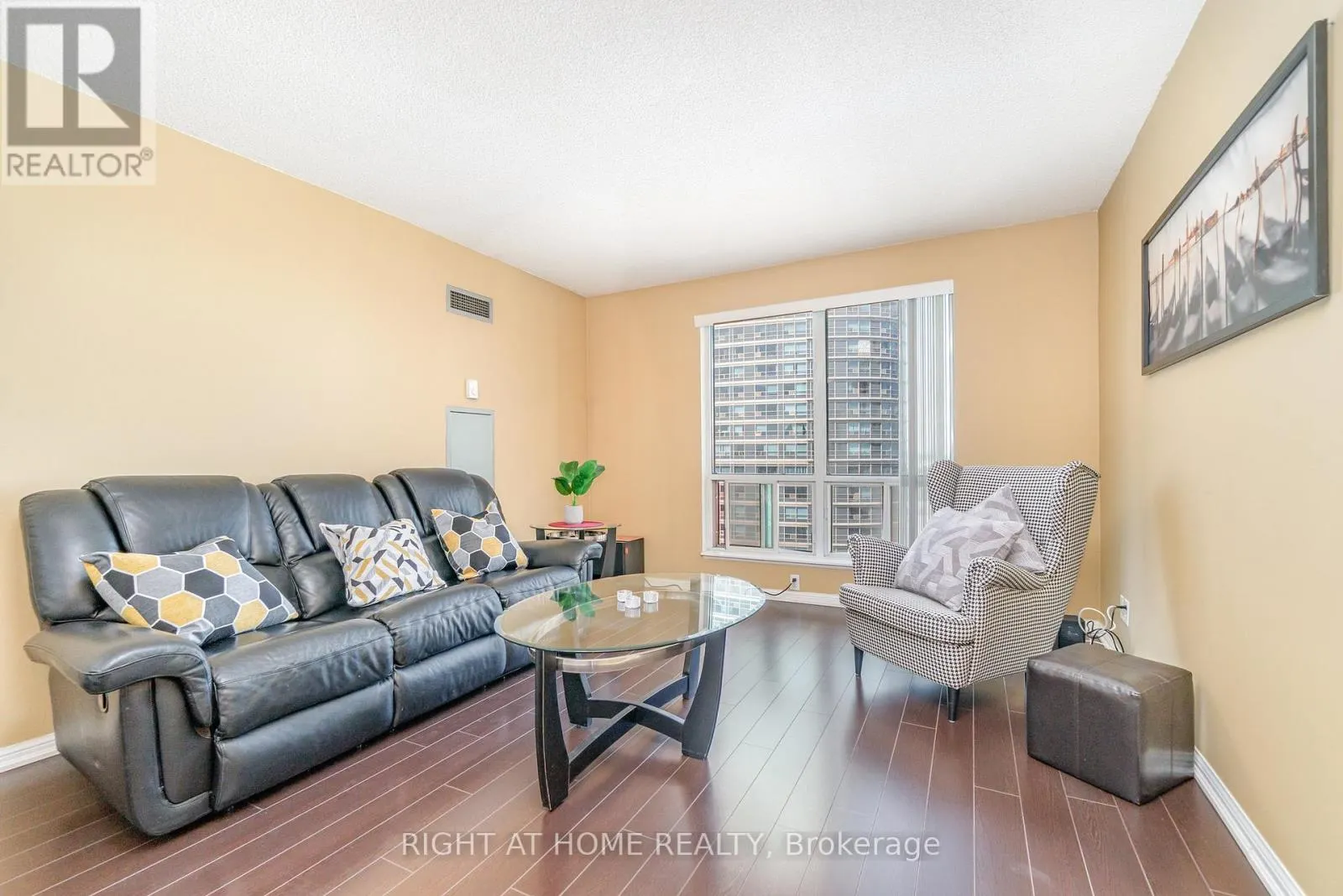 1912 - 1 LEE CENTRE DRIVE