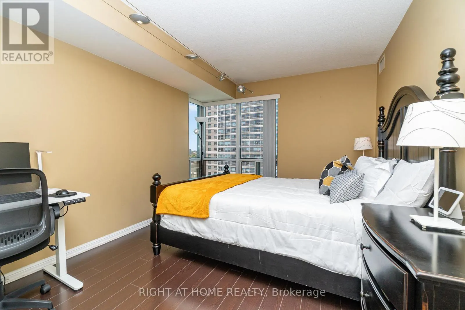 1912 - 1 LEE CENTRE DRIVE