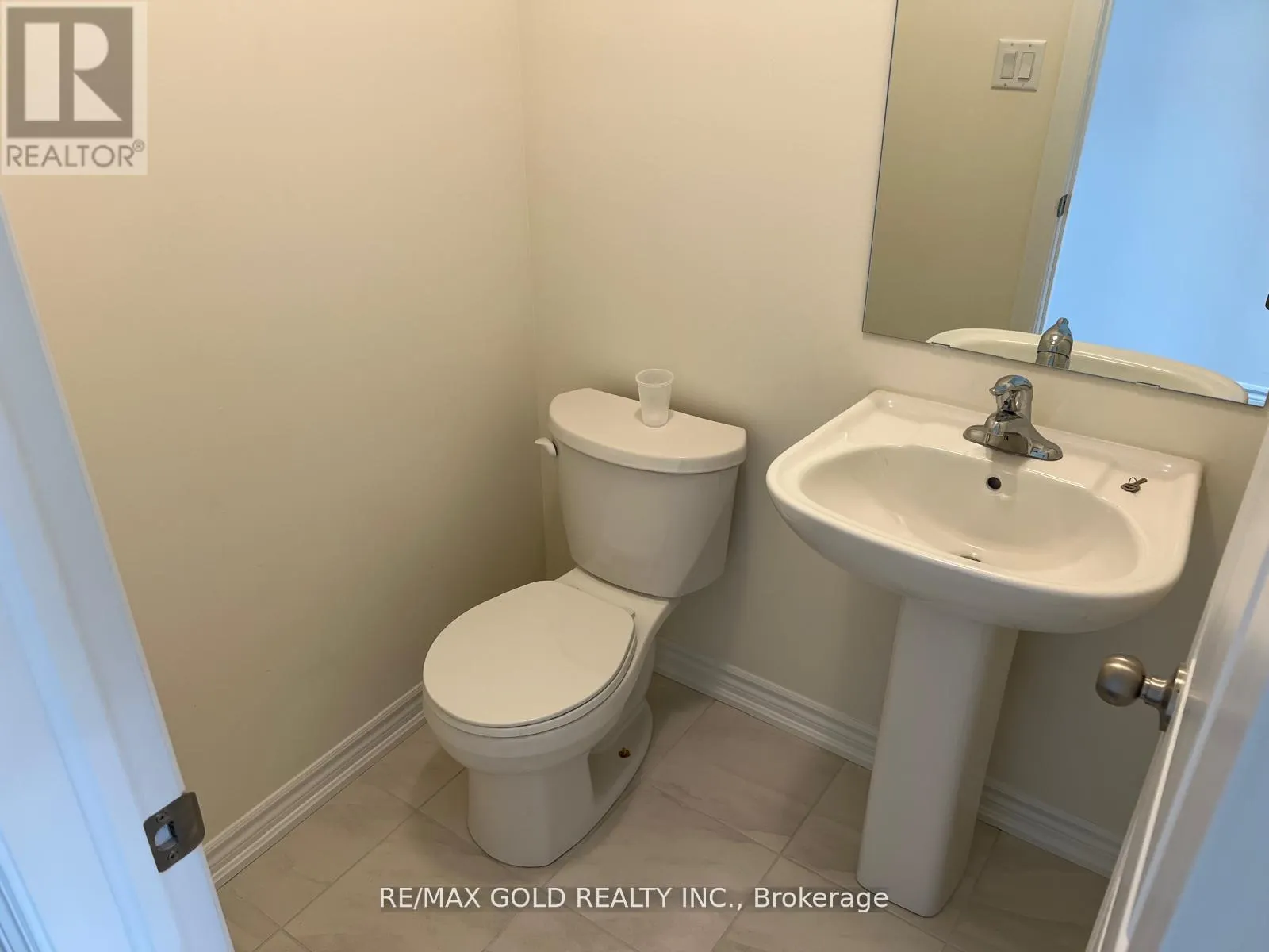 UPPER - 888 REXTON DRIVE