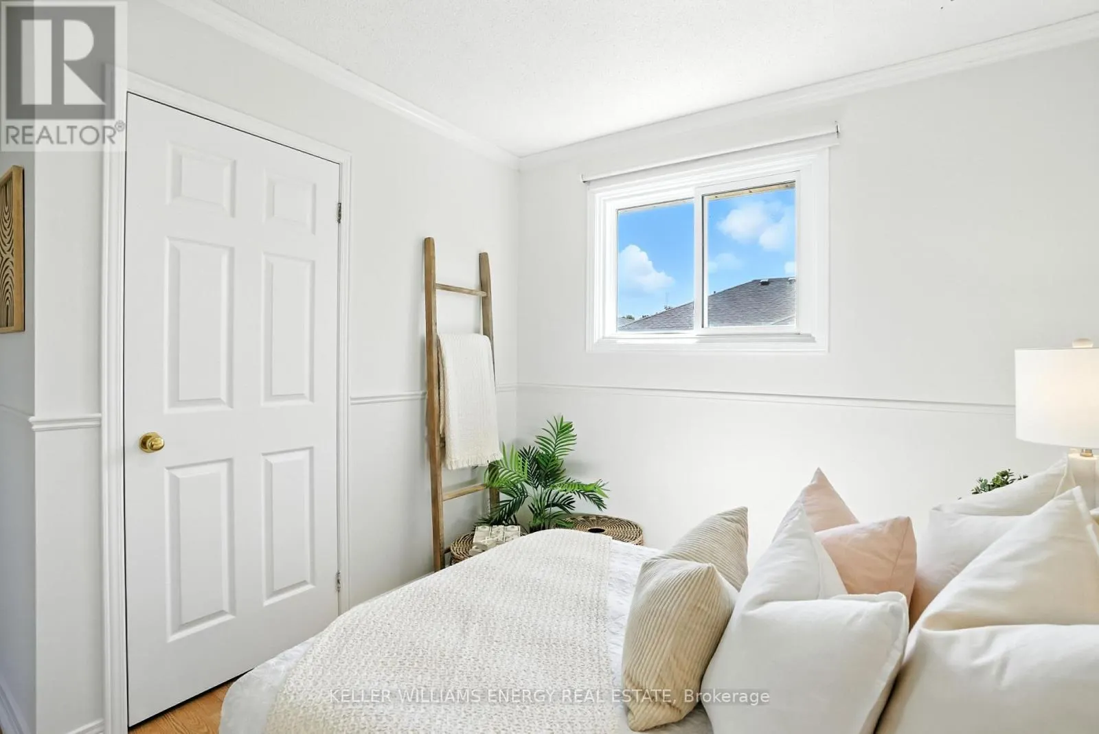 22 SHORT CRESCENT