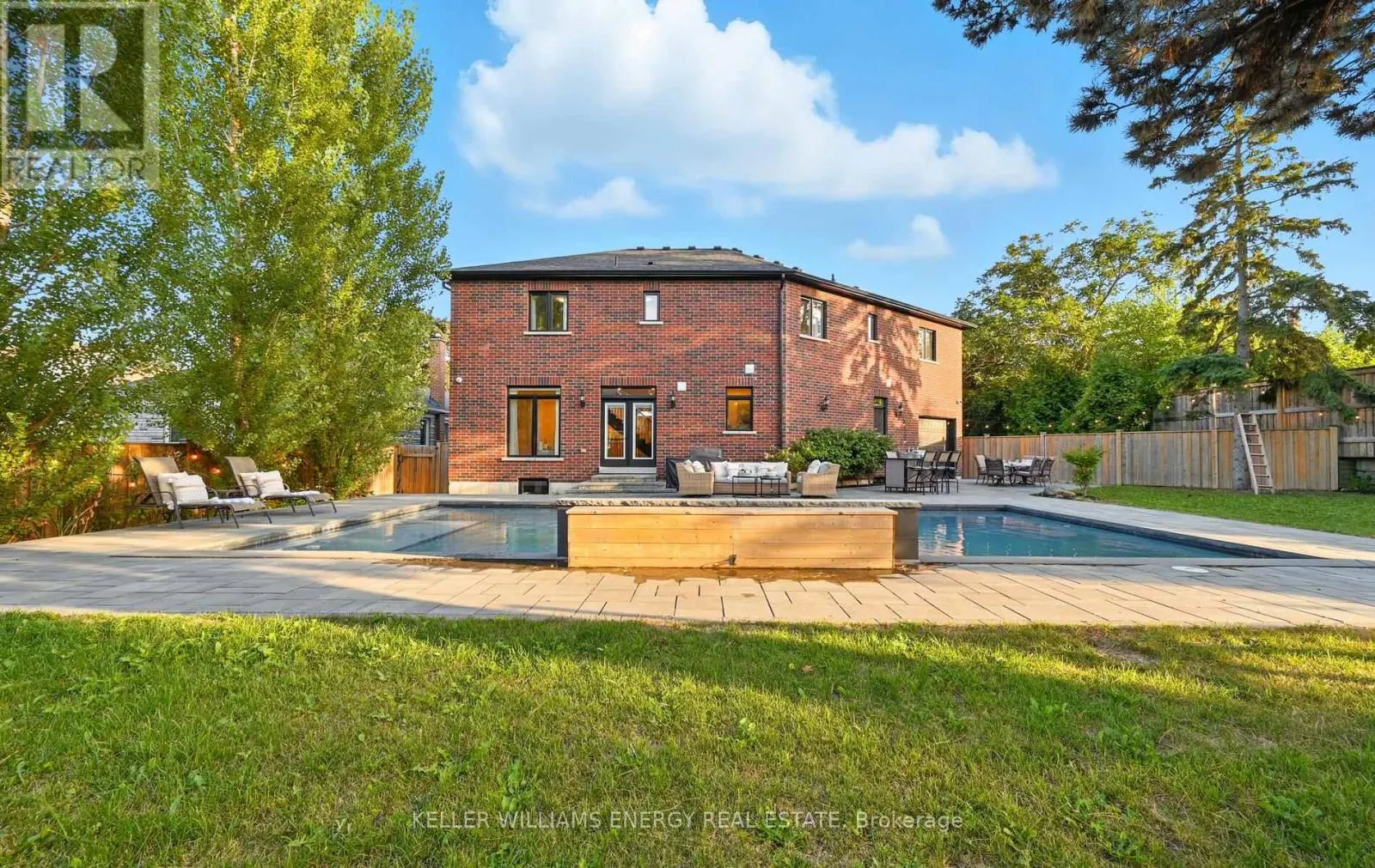 96 KINGSDALE DRIVE