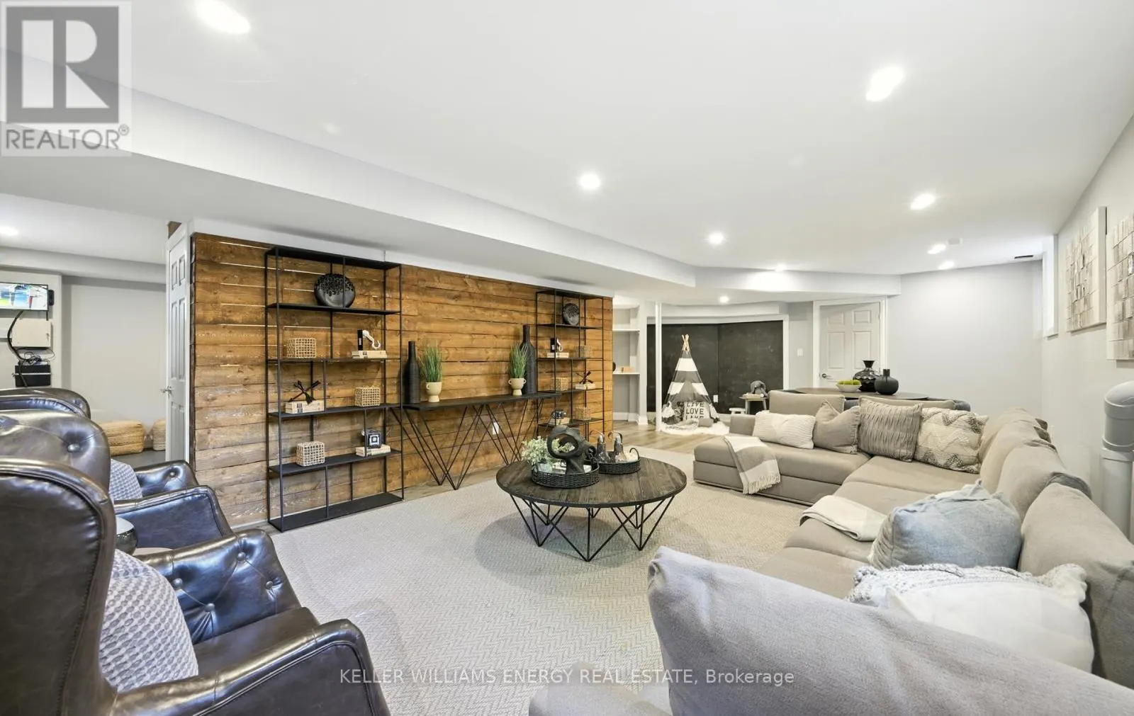 96 KINGSDALE DRIVE