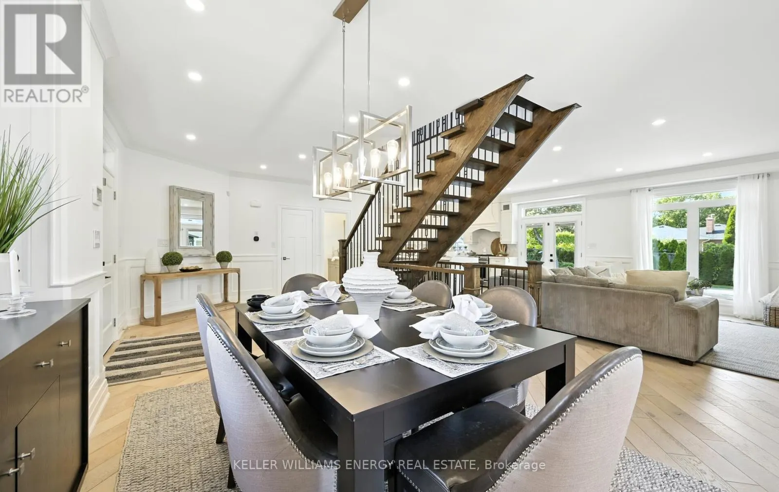 96 KINGSDALE DRIVE